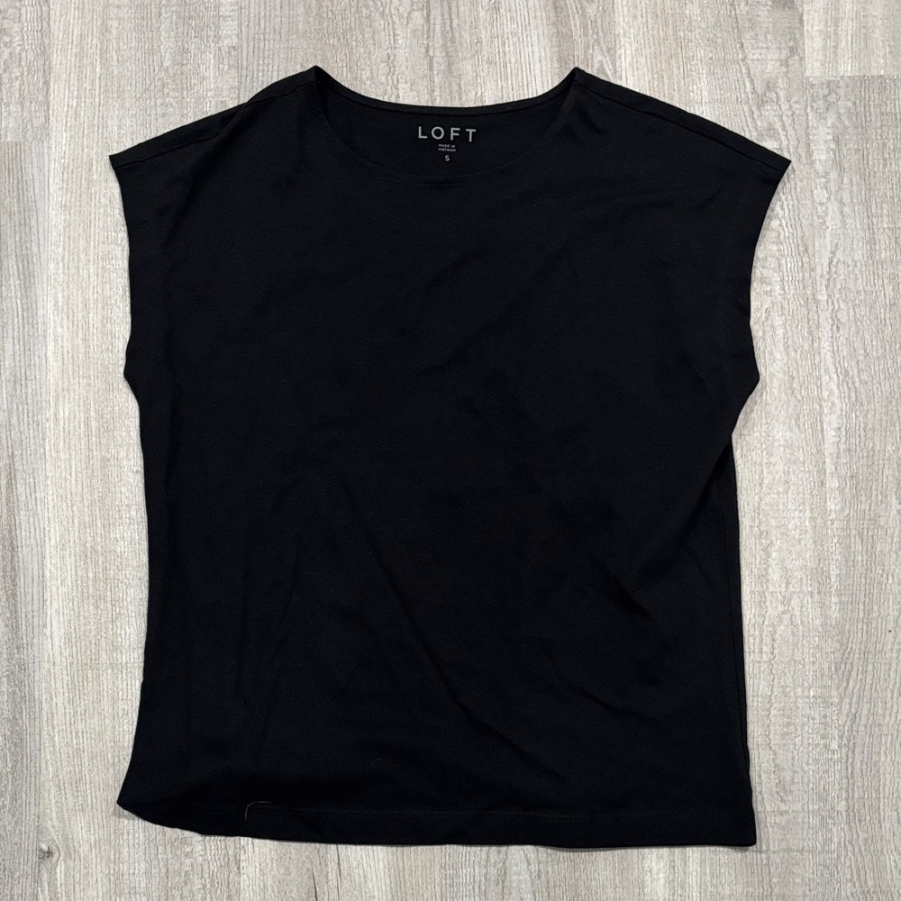 LOFT Sleeveless Muscle Tank Top Tee in Black